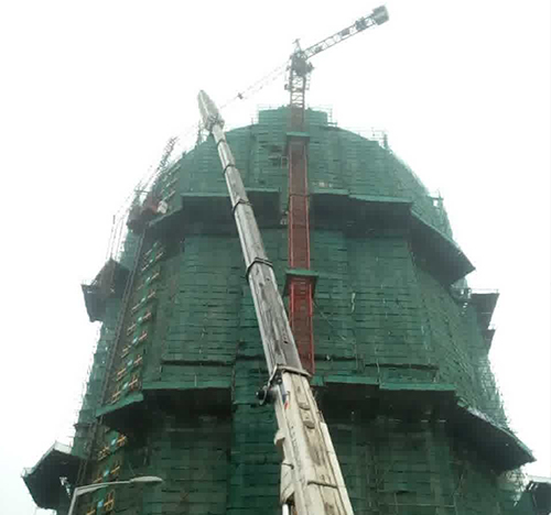 信丰吊车在工地上作业